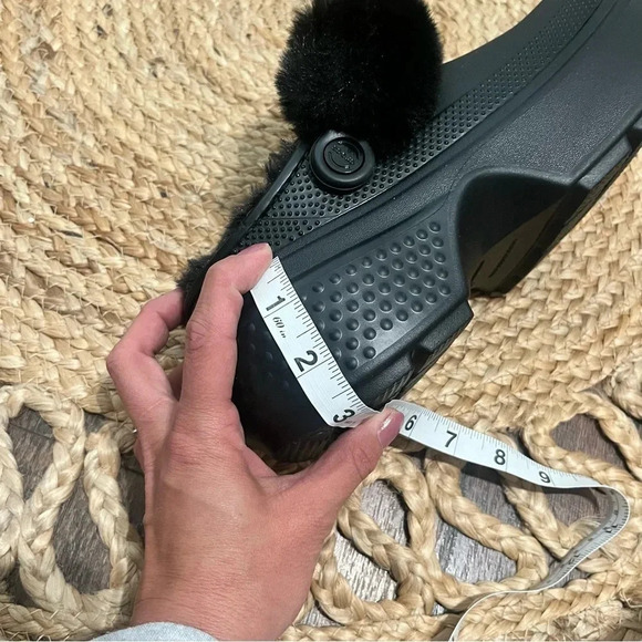 NWT Crocs Stomp Fur Lined Clog Black Womens 7 - Picture 9 of 9